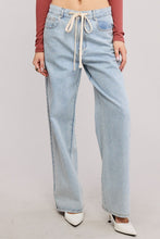 Load image into Gallery viewer, Light Wash Cotton Straight Leg Jeans
